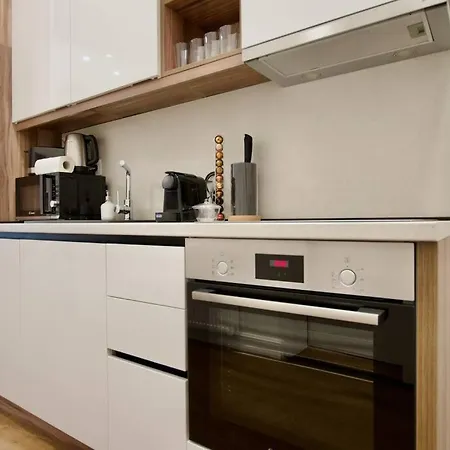 Premium By Hi5- Roekk Szilard 3 Bedroom Apartment *